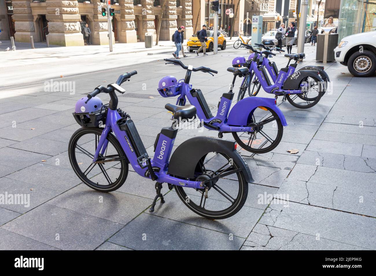 Beam Elektrofahrräder Fahrräder komplett mit Helmen zum Verleih in Martin Place, Sydney CBD City Centre, NSW, Australien Stockfoto