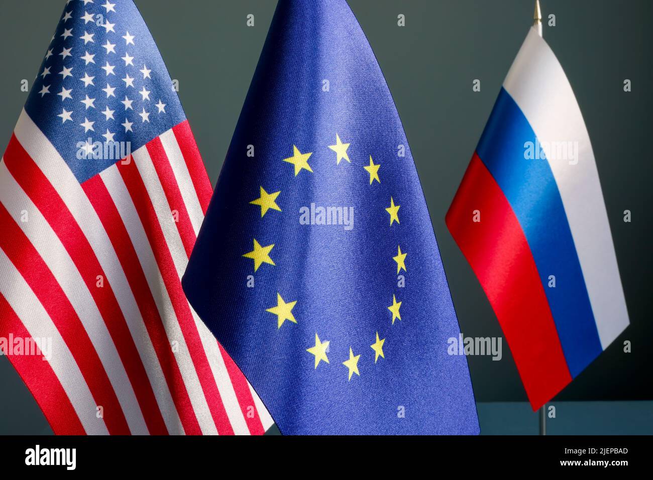 Flaggen der USA, der EU und Russlands. Sanktionskonzept. Stockfoto