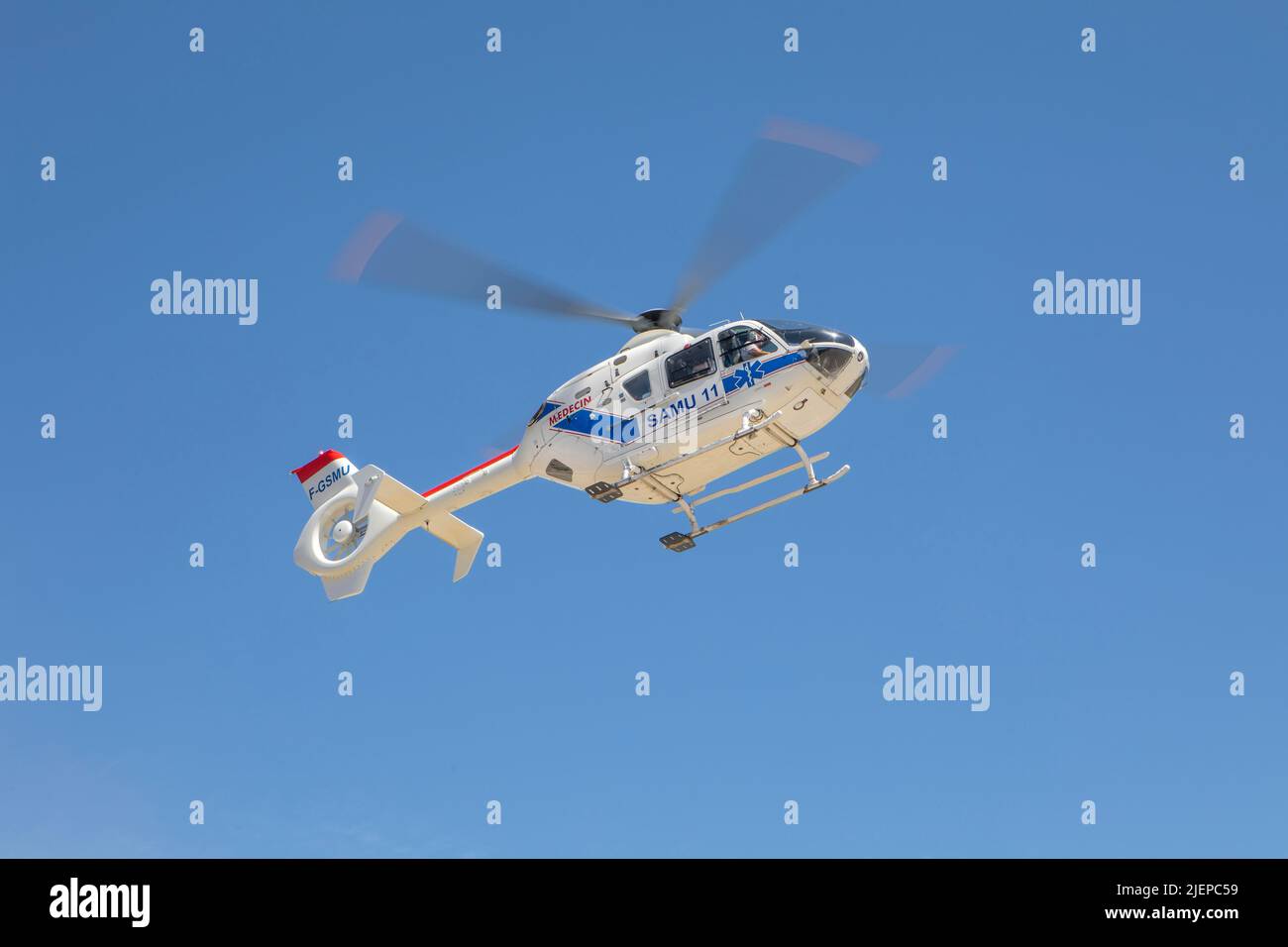 Ein französischer Air Ambulance Hubschrauber, der vom Strand in La Franqui, Südfrankreich, abfliegt. Stockfoto