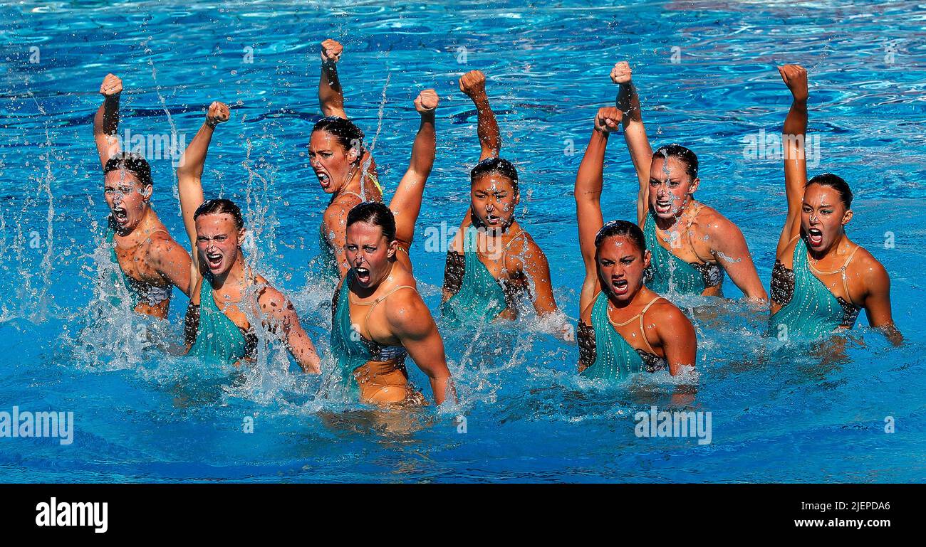 Budapest, Ungarn, 24.. Juni 2022. Das Team der USA tritt am achten Tag der Budapester FINA-Weltmeisterschaft 2022 im Alfred Hajos National Aquatics Complex in Budapest, Ungarn, im Women Team Free Finale an. 24. Juni 2022. Kredit: Nikola Krstic/Alamy Stockfoto