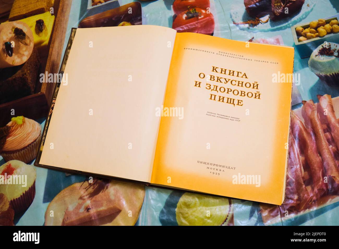 Die Titelseite. Aus der klassischen Ausgabe 1955 des sowjetischen, russischen Kochbuches, das Buch über köstliche und gesunde Lebensmittel. Stockfoto