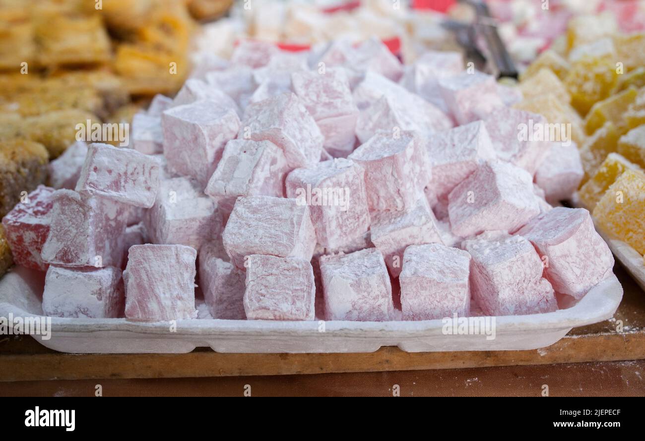 Traditionelle türkische Köstlichkeiten mit Rosengeschmack. Am Straßenmarktstand ausgestellte Artikel Stockfoto