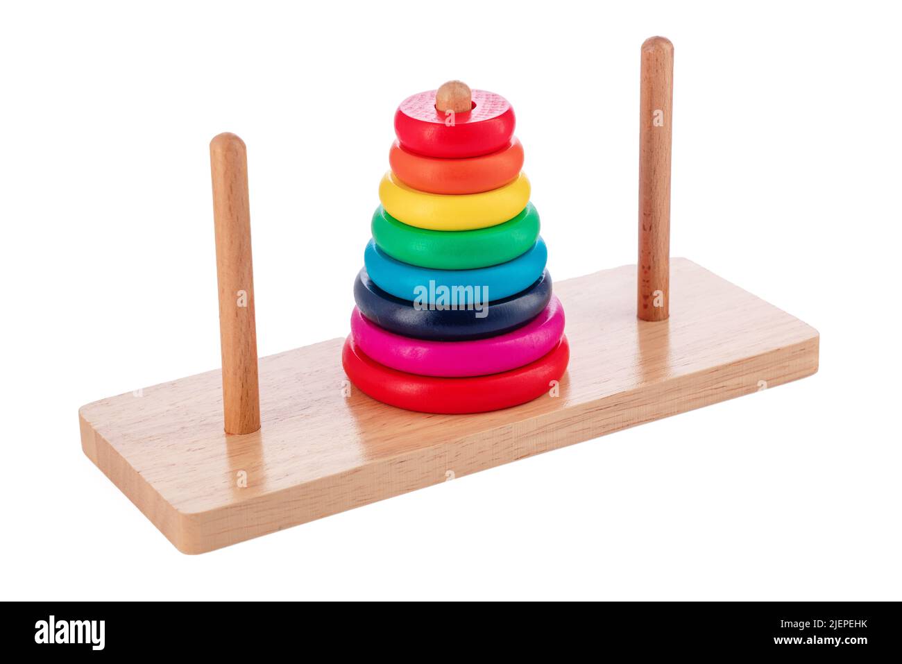 Hölzerner Puzzle-Turm von hanoi mit farbigen Ringen isoliert auf weißem Hintergrund. Spielzeug für Kinder. Stockfoto