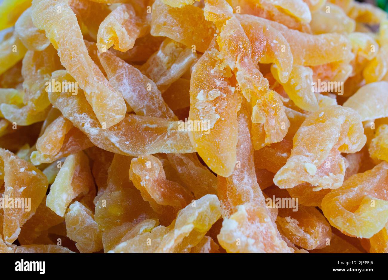 Schüssel mit getrockneten Melonenfrüchten. Am Straßenmarktstand angezeigte Scheiben Stockfoto