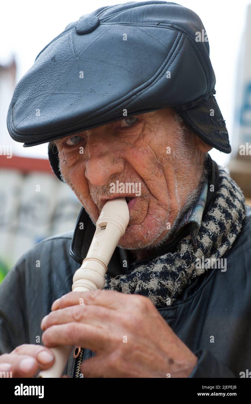 Sofia, Bulgarien. Älterer Erwachsener, weißer Mann, der auf den Straßen der bulgarischen Hauptstadt Flöte spielt. Da Renten und andere finanzielle Fürsorge für ältere Menschen kaum vorhanden sind, müssen viele Rentner in der informellen Wirtschaft auf Überlebens-Jobs umsteigen, um über die Runden zu kommen. Stockfoto