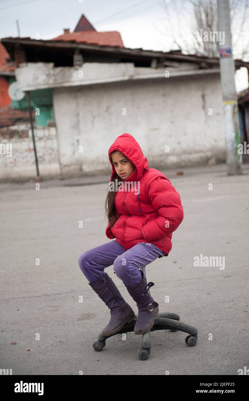 Sofia, Bulgarien. Ein Teenage Roma Girl, das auf einem Bürostuhl in ihrem Nachbarschaftsviertel Hristo Botev in der Nähe von Slatina sitzt, da Roma-Kinder im Land keine Grundschulbildung, geschweige denn Sekundarschulbildung erhalten. Sie wachsen in Armut auf und haben keinerlei Aussicht auf ein anständiges Leben. Stockfoto