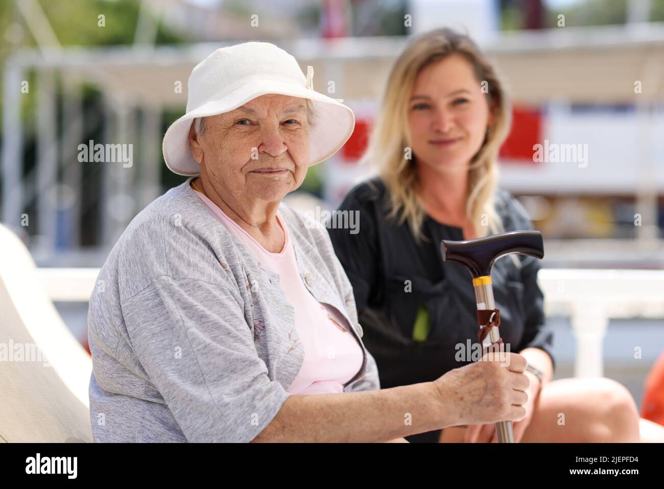 Ältere Frau mit Vormund auf Spaziergang im Sommer Stockfoto