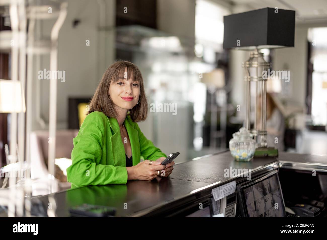 Geschäftsfrau an der Hotelrezeption Stockfoto
