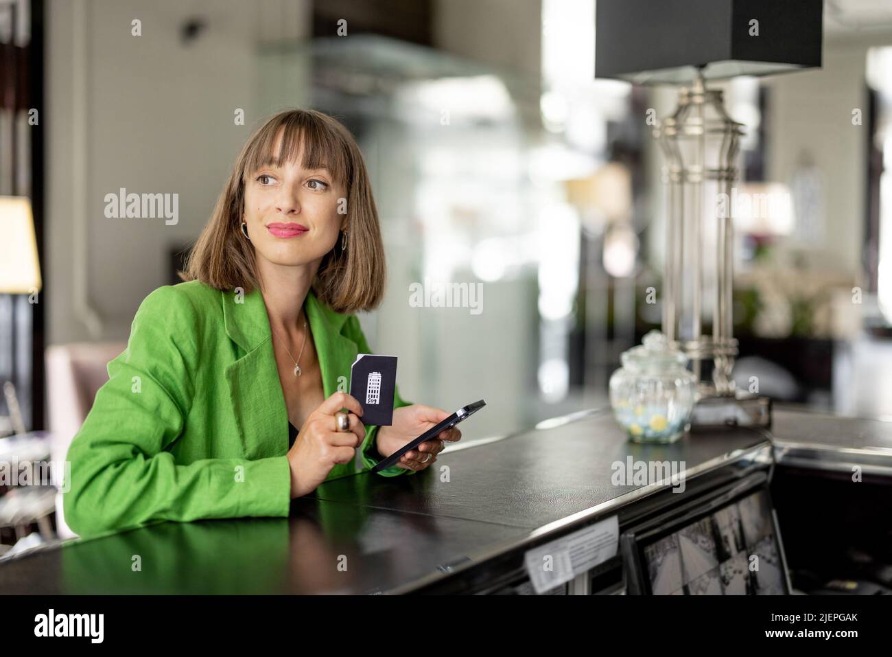 Geschäftsfrau an der Rezeption des Luxushotels Stockfoto