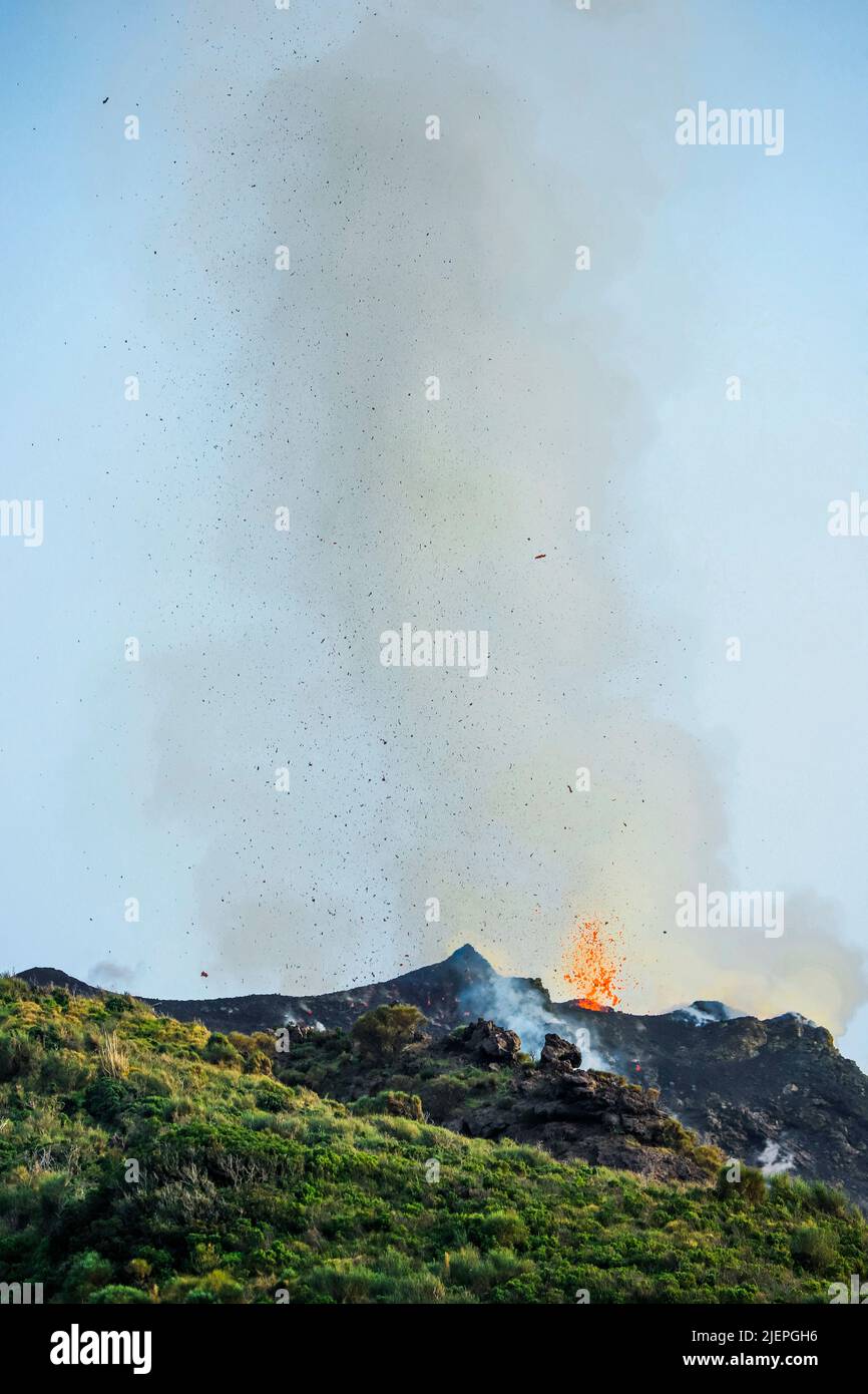 Lavabomben brechen aus mehreren Schloten an diesem Vulkan aus. Diese explosive Aktivität hat mindestens 2000 Jahre gedauert. Stromboli, Äolische Inseln, Sizilien, Italien Stockfoto