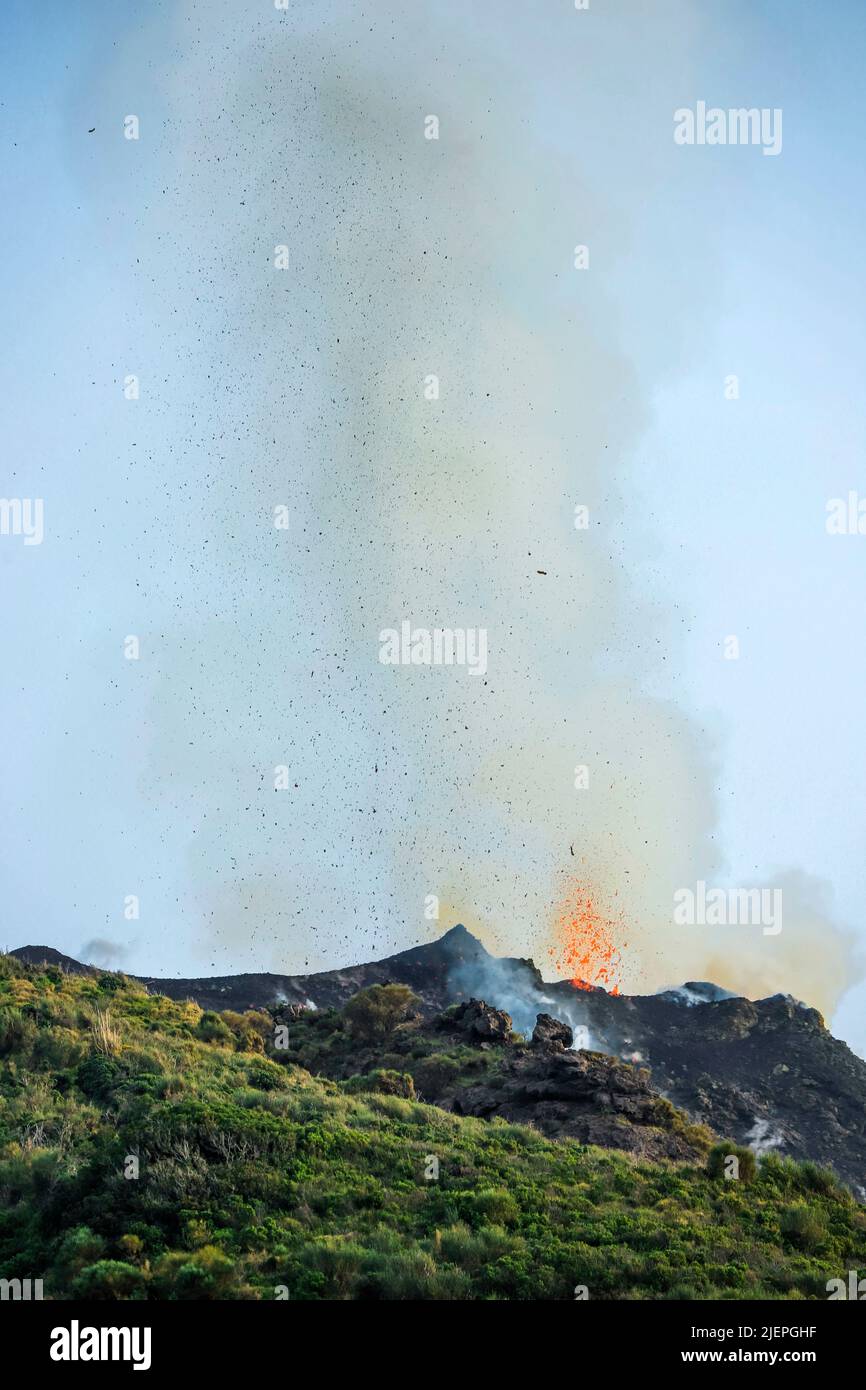 Lavabomben brechen aus mehreren Schloten an diesem Vulkan aus. Diese explosive Aktivität hat mindestens 2000 Jahre gedauert. Stromboli, Äolische Inseln, Sizilien, Italien Stockfoto