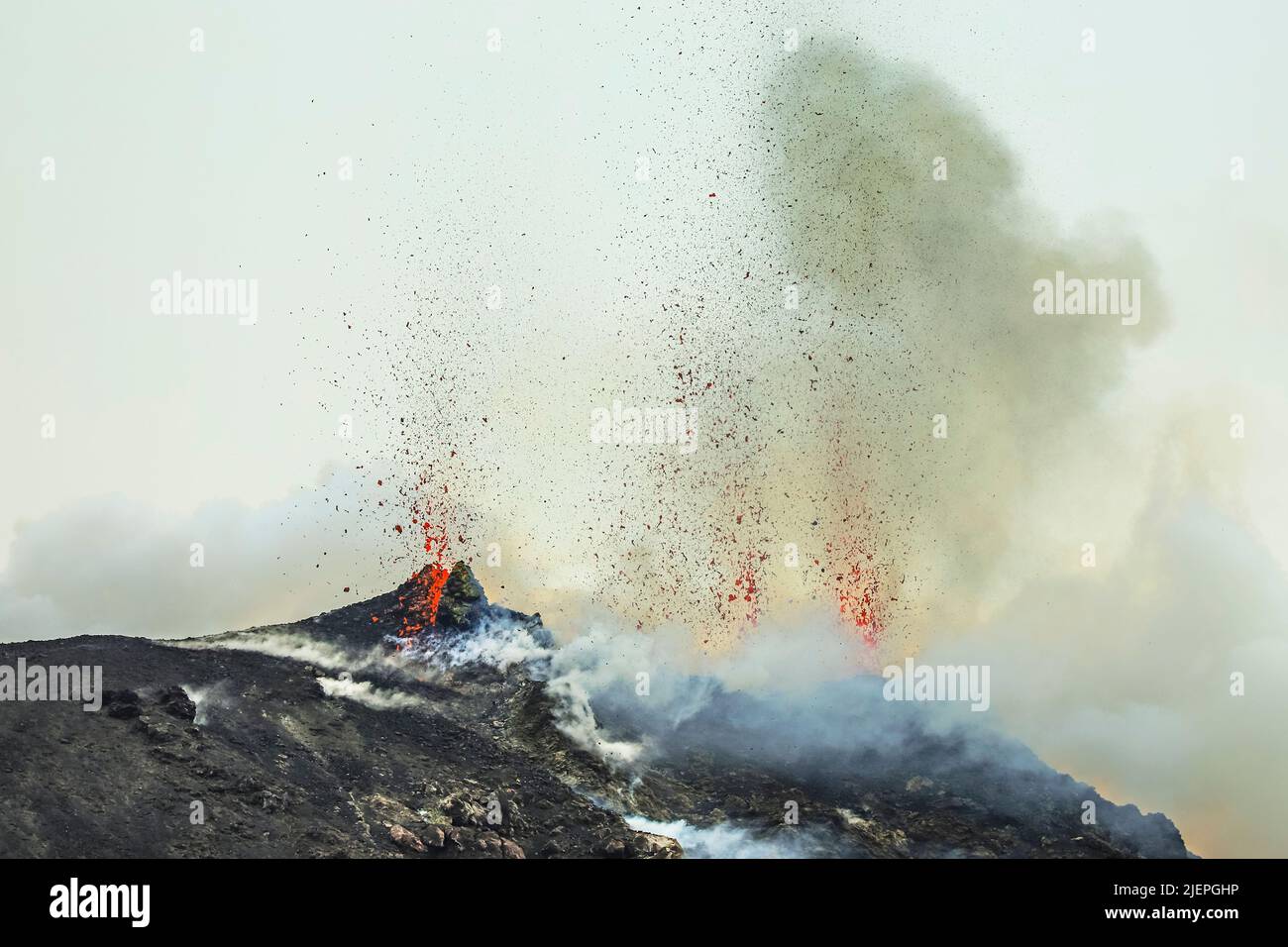 Lavabomben brechen aus mehreren Schloten an diesem Vulkan aus. Diese explosive Aktivität hat mindestens 2000 Jahre gedauert. Stromboli, Äolische Inseln, Sizilien, Italien Stockfoto