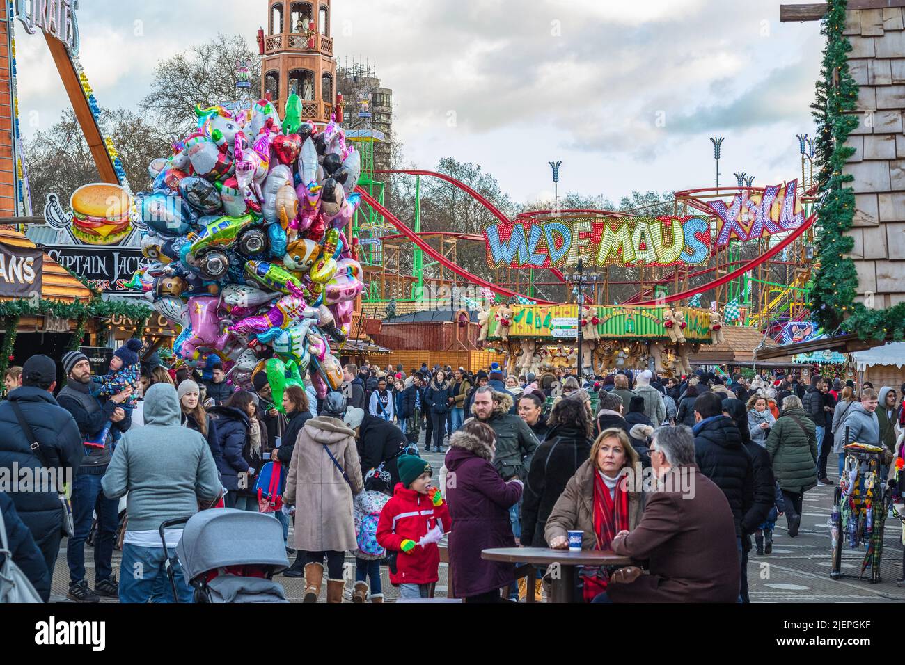 London, Großbritannien - 2. Dezember 2021 - Massen von Menschen genießen Weihnachtsmarkt Hyde Park Winter Wonderland Stockfoto