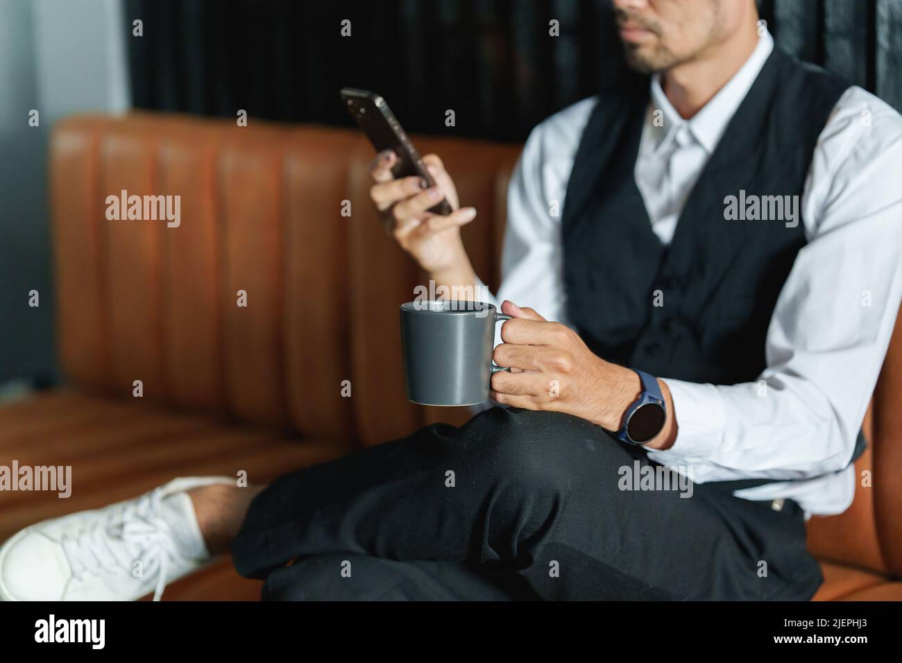 Junger Geschäftsmann vervollständigt KYC mit einem Online-Banking-Programm, um ein digitales Sparkonto zu eröffnen. Die Definition von Cyber-Sicherheit. Stockfoto