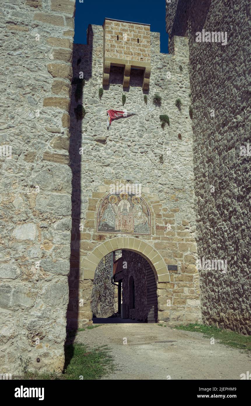 Eingang des Klosters Manasija, umgeben von massiven Mauern und Türmen aus dem Mittelalter der Geschichte Serbiens Stockfoto