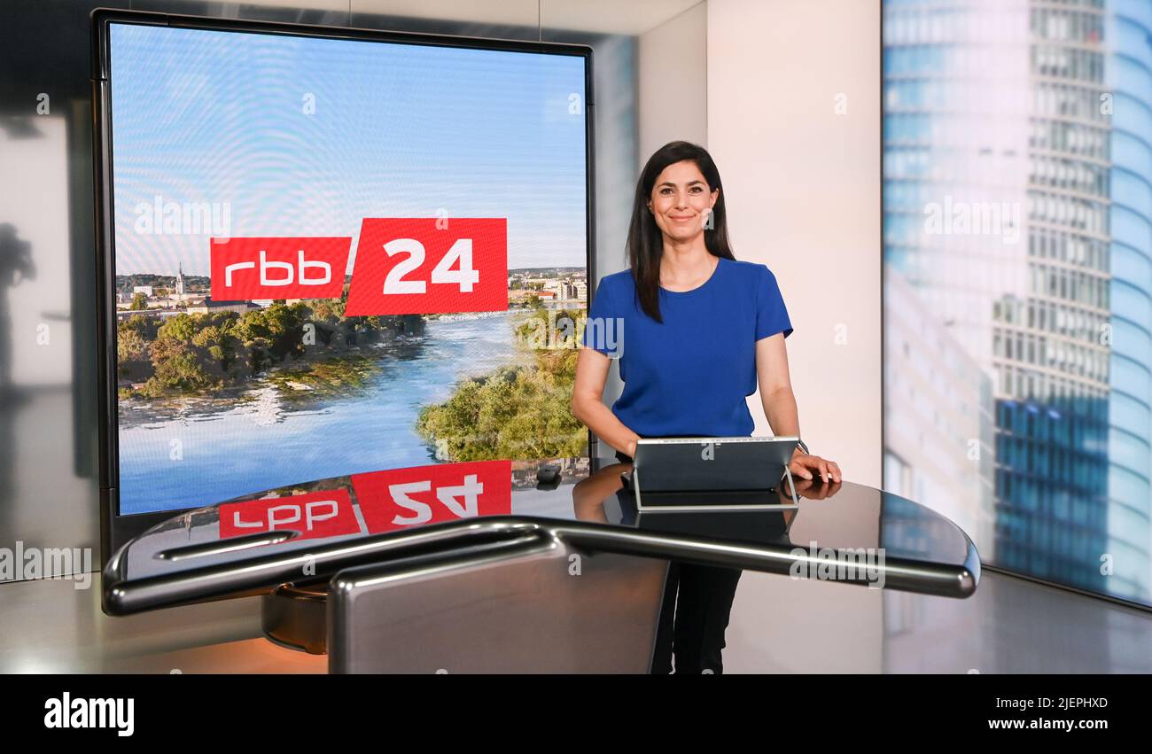 Berlin, Deutschland. 27.. Juni 2022. Bei einer Pressekonferenz wird das Studio des crossmedialen Nachrichtenzentrums (CNC) auf dem RBB-Gelände in der Masurenallee präsentiert, wo sich der Moderator Dilek Üsük befindet. Auf zwei Etagen arbeiten Redaktion und Produktion für Netzwerk, Radio und Fernsehen zusammen. Ziel ist es, die regionale Berichterstattung insbesondere im digitalen Bereich zu stärken. Quelle: Jens Kalaene/dpa/Alamy Live News Stockfoto