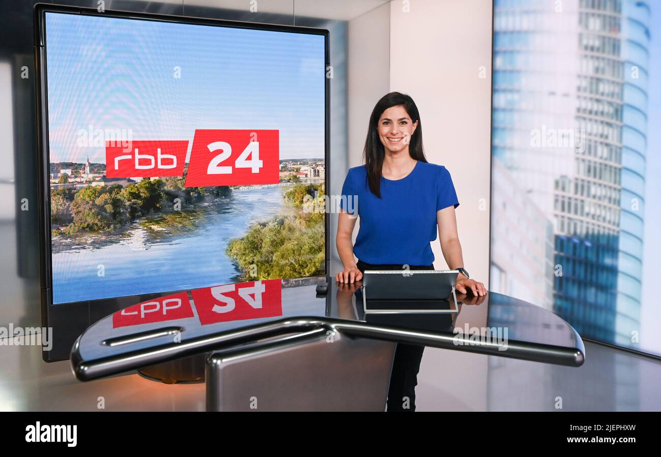 Berlin, Deutschland. 27.. Juni 2022. Bei einer Pressekonferenz wird das Studio des crossmedialen Nachrichtenzentrums (CNC) auf dem RBB-Gelände in der Masurenallee präsentiert, wo sich der Moderator Dilek Üsük befindet. Auf zwei Etagen arbeiten Redaktion und Produktion für Netzwerk, Radio und Fernsehen zusammen. Ziel ist es, die regionale Berichterstattung insbesondere im digitalen Bereich zu stärken. Quelle: Jens Kalaene/dpa/Alamy Live News Stockfoto