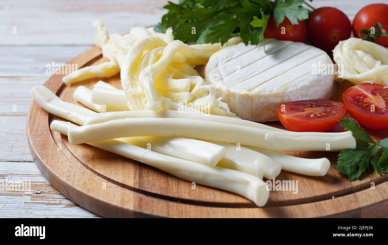 Camembert mit Streichkäse oder Käsepeitsche - salziger Snack-Käse mit ...