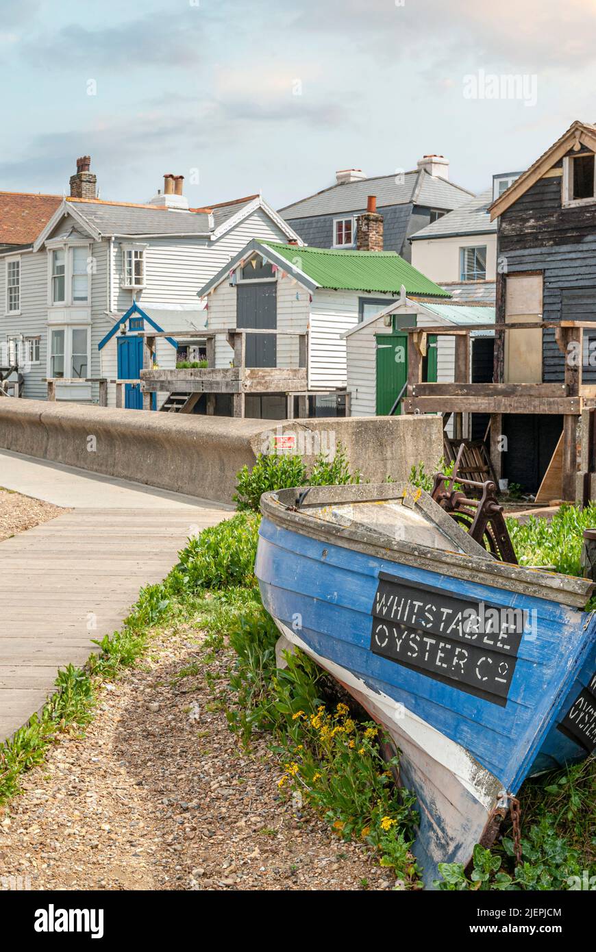Weatherbord Beach Houses an der Uferpromenade von Whitstable in Südostengland Stockfoto