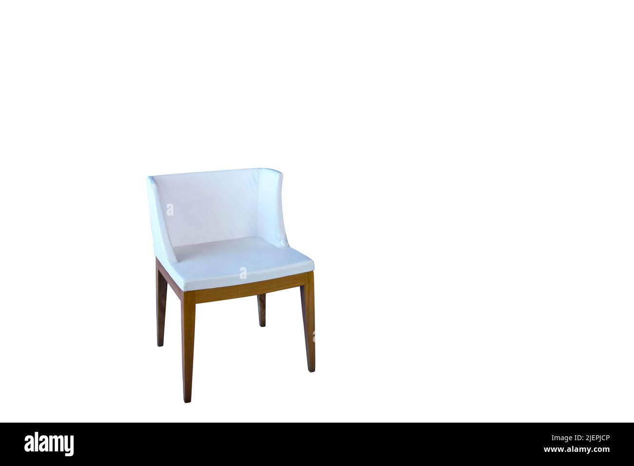 Weißer Stuhl mit Holzbeinen auf weißem Hintergrund. Stockfoto