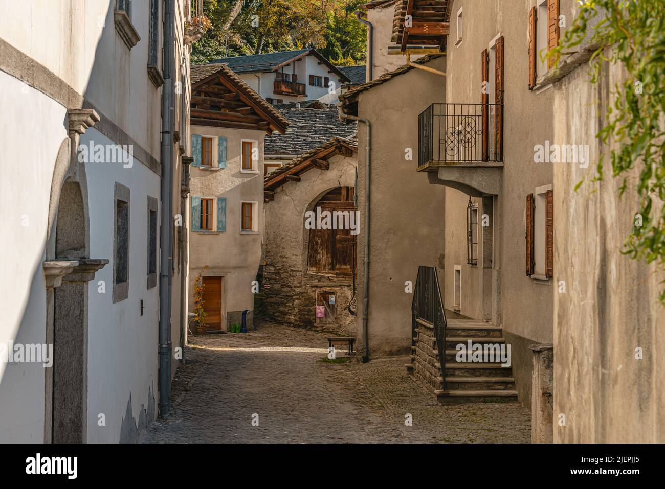 Traditionelle Bauernhäuser im Dorf Soglio in Bergell, Graubünden, Schweiz Stockfoto