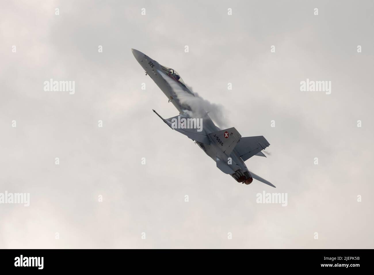 Die Schweizer Luftwaffe McDonnell Douglas FA-18C Hornet (REG: J-5026) spielt über der Ostküste über dem Meer. Stockfoto
