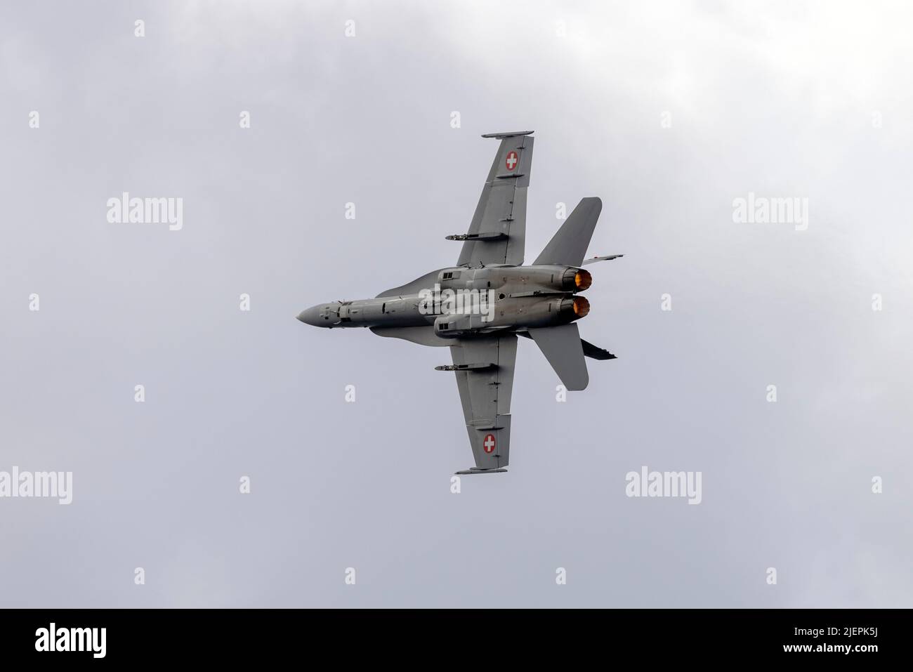 Die Schweizer Luftwaffe McDonnell Douglas FA-18C Hornet (REG: J-5026) spielt über der Ostküste über dem Meer. Stockfoto
