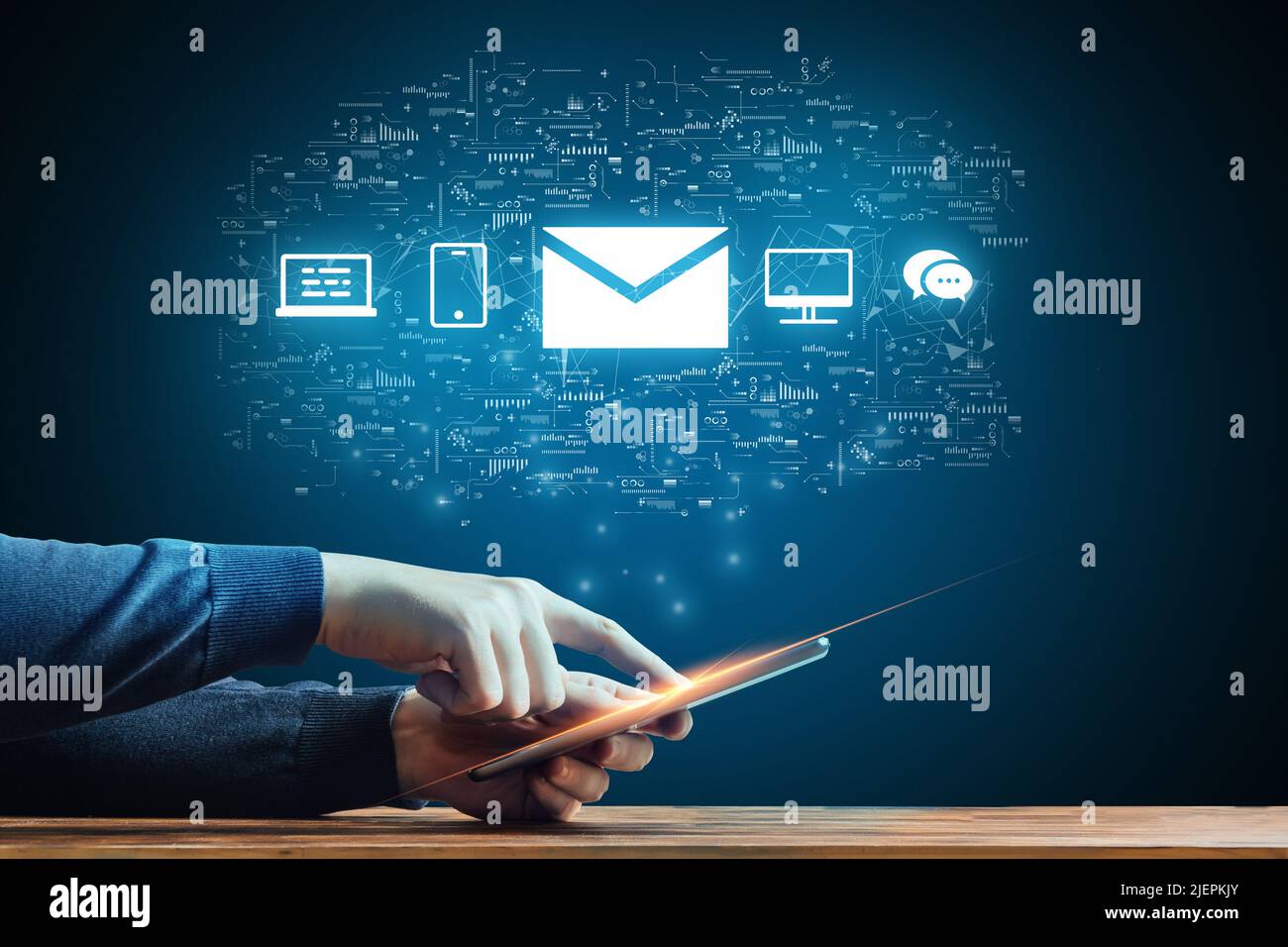 Das Konzept der Kommunikation per E-Mail mit verschiedenen Computern und Smartphones Stockfoto