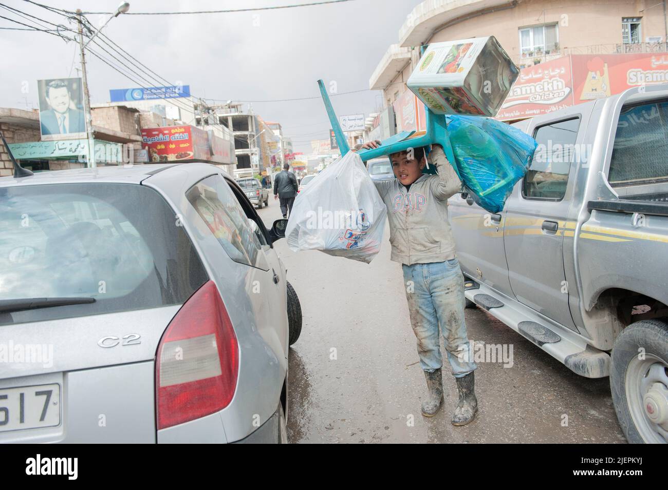 Al Mafraq, Jordanien. Viele Kinder und Jugendliche, oft Flüchtlings- und Migrantenkinder aus Syrien, dem Irak und Ägypten, müssen auf den Straßen innerhalb der informellen Wirtschaft hart arbeiten, um ihren Familien dabei zu helfen, einen Mindestlebensstandard zu erreichen, der oft unter die Armutsgrenze fällt. Stockfoto