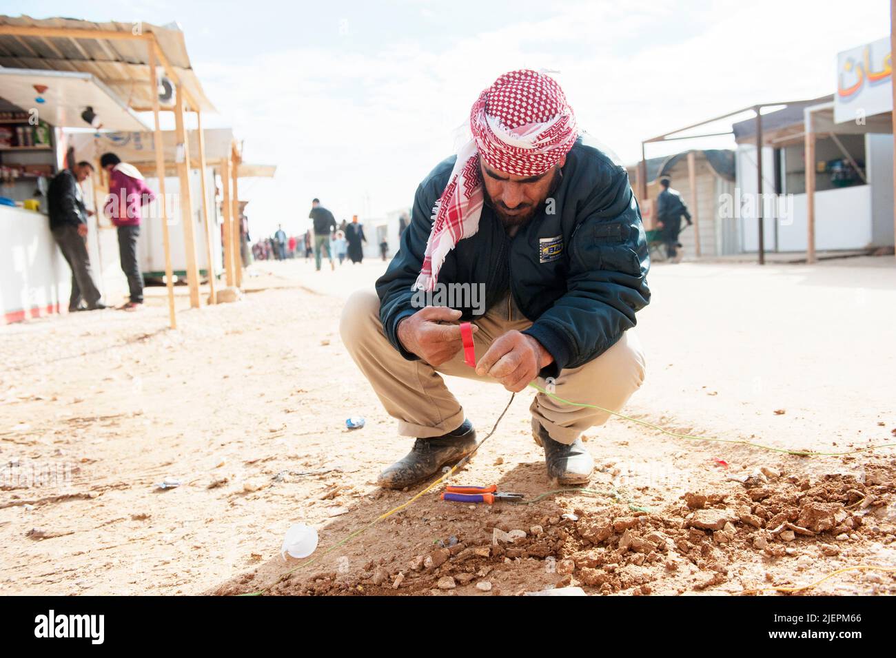 Al Za'atari, Al Mafraq, Jordanien, Naher Osten. Im Flüchtlingslager Al Za'atari nahe der syrischen Grenze schaffen Flüchtlinge und Opfer des andauernden Bürgerkrieges schnell eine völlig neue, informelle Wirtschaft, um sich und ihren unmittelbaren Familien ihren Lebensunterhalt zu verdienen. Stockfoto