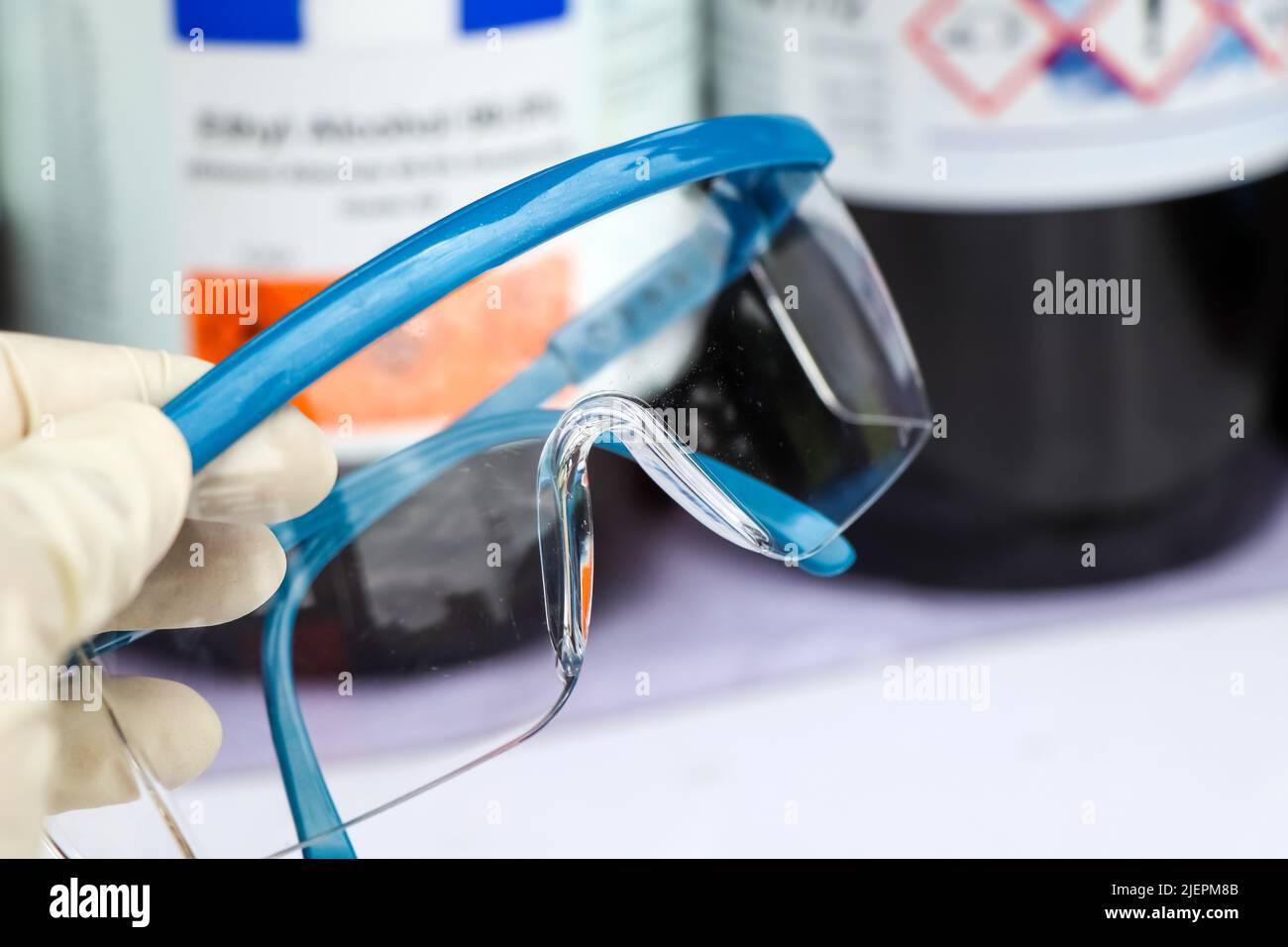 Brillen können verhindern, dass Chemikalien im Labor oder bei der Arbeit in die Augen gelangen Stockfoto