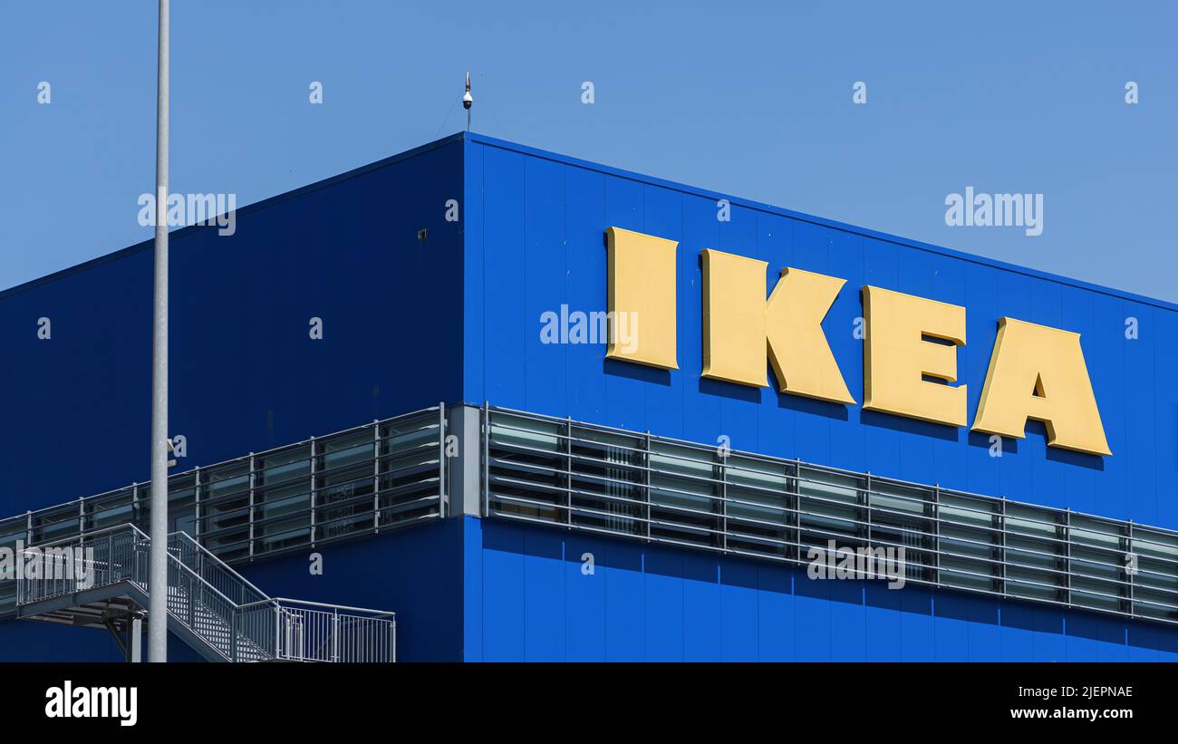 ALFAFAR, SPANIEN - 06. JUNI 2022: IKEA ist ein schwedisches multinationales Unternehmen, das Möbel, Küchengeräte und Wohnaccessoires entwickelt und verkauft Stockfoto