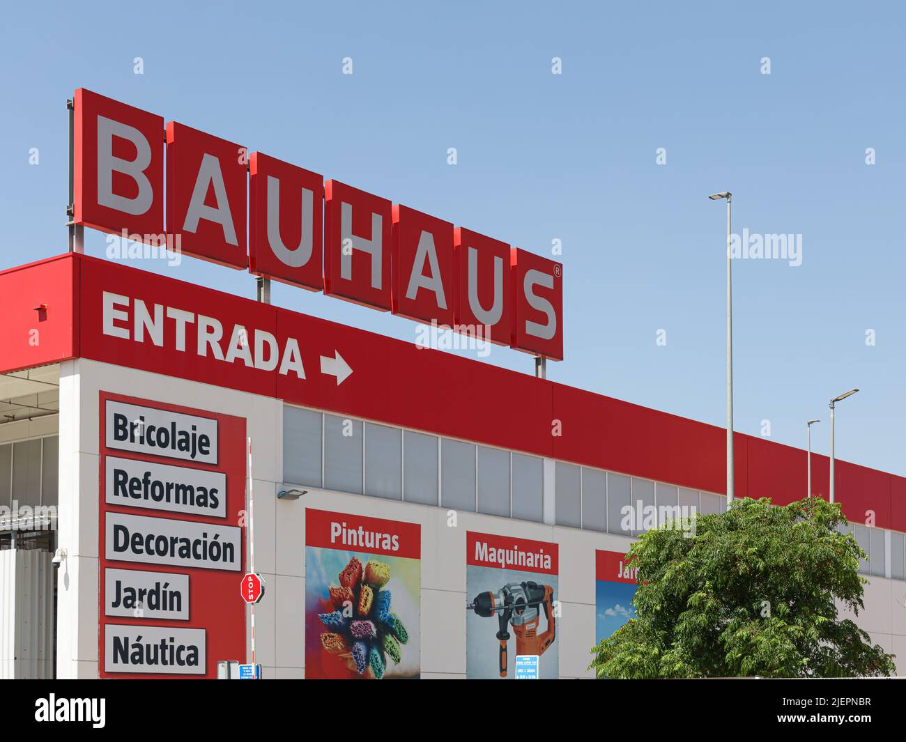 ALFAFAR, SPANIEN - 06. JUNI 2022: Bauhaus ist eine deutsche Einzelhandelskette, die Produkte für Heimwerker und Gartenbau anbietet Stockfoto