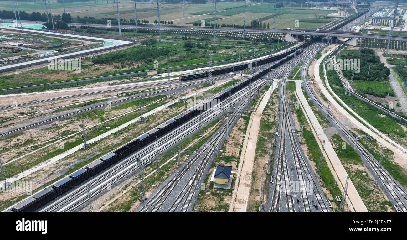 BINZHOU, CHINA - 28. JUNI 2022 - der erste mit Aluminiumoxid gefüllte Güterzug aus dem Jahr 34302 wird nach Shihezi, Stadt Binzhou, Provinz Shandong, CH, transportiert Stockfoto