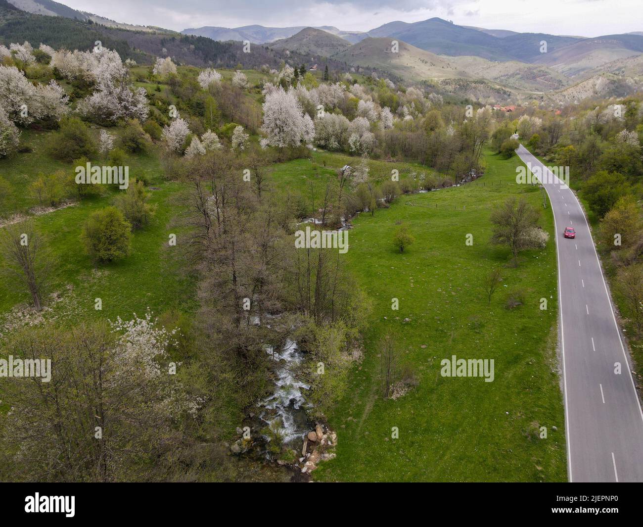 Drohnenansicht auf die Berge bei Brezovice im Kosovo Stockfoto