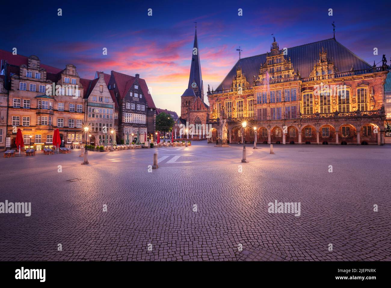 Bremen, Deutschland. Stadtbild der Hansestadt Bremen, Deutschland mit historischem Marktplatz und Rathaus bei Sonnenaufgang im Sommer. Stockfoto