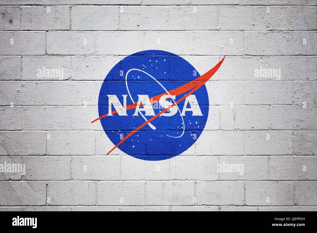 Flagge der NASA (National Aeronautics and Space Administration) auf einer Ziegelwand gemalt. Stockfoto