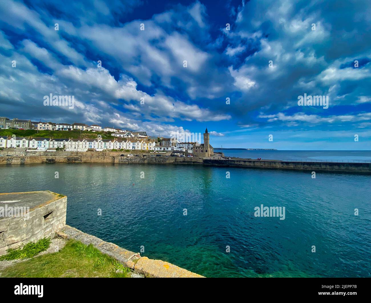 Porthleven Hafen und Dorf in Cornwall Stockfoto