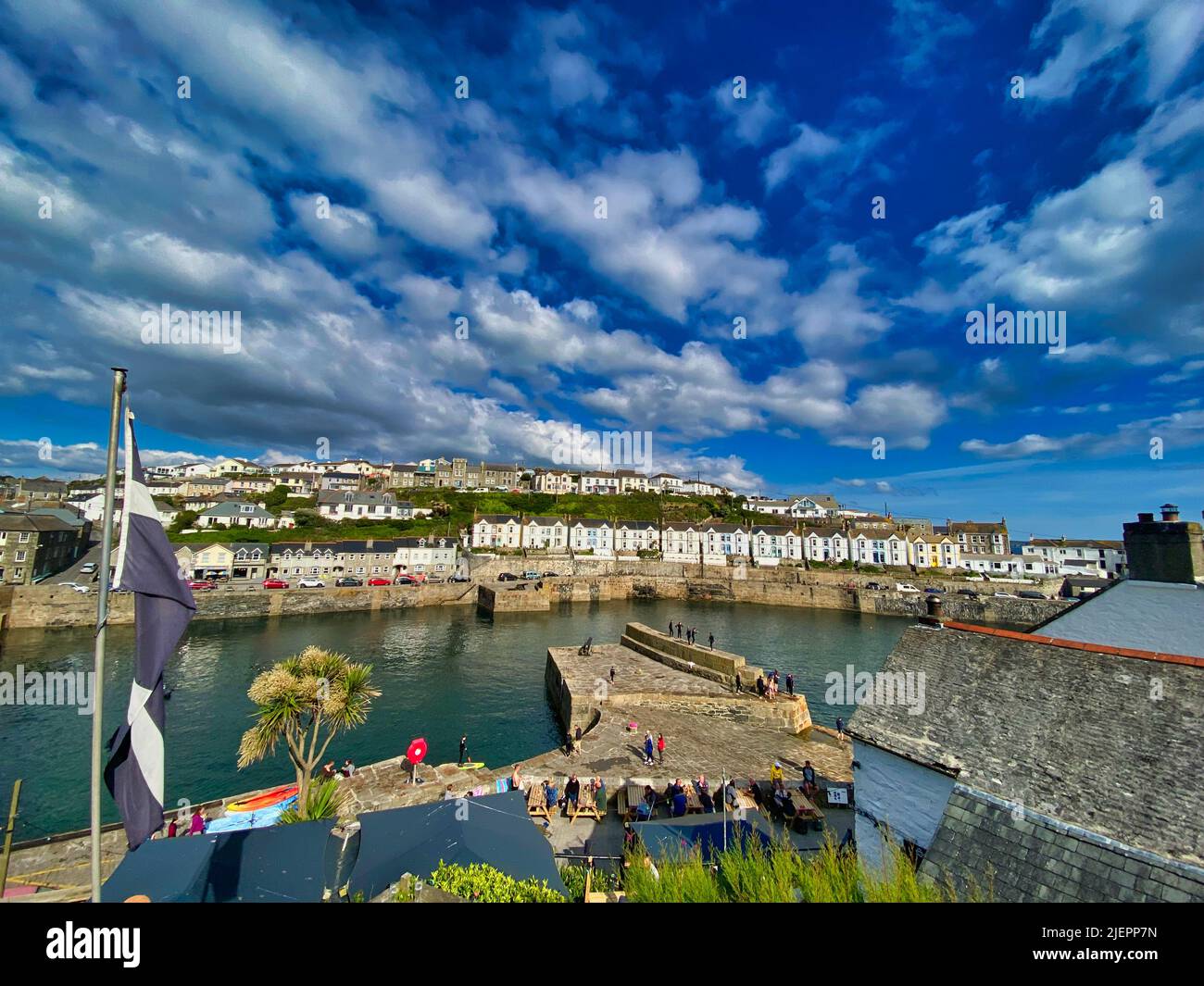 Porthleven Hafen und Dorf in Cornwall Stockfoto