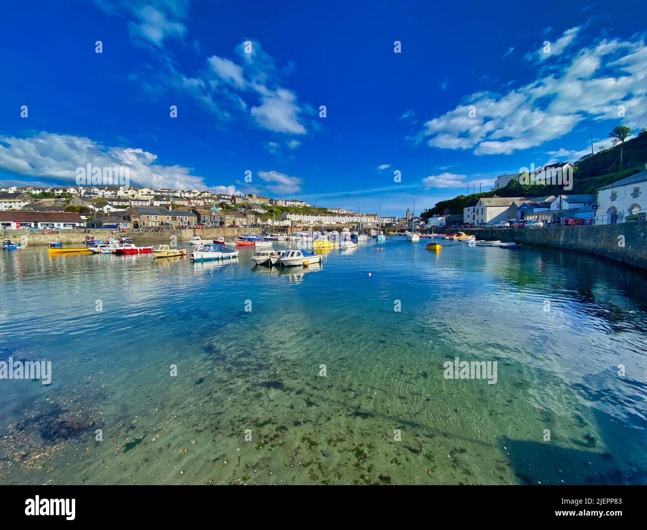 Porthleven Hafen und Dorf in Cornwall Stockfoto