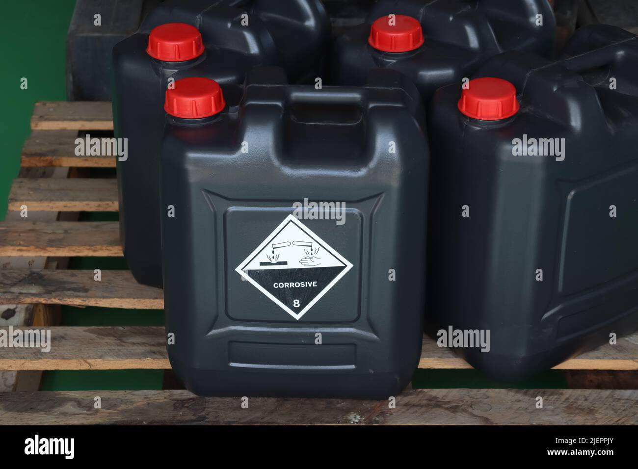Korrosive chemische Symbole auf einem schwarzen Chemikalienbehälter Stockfoto