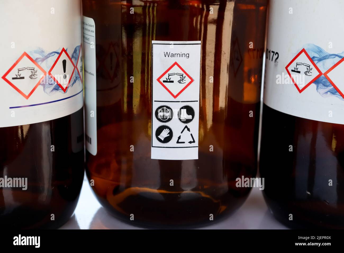 Sicherheitssymbol für die Verwendung von Chemikalien, Etikett auf der Chemikalienflasche Stockfoto