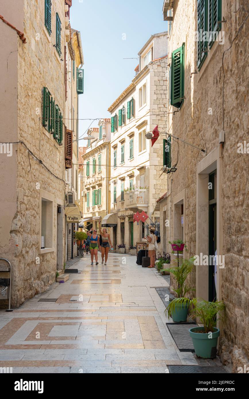 SPLIT, KROATIEN - 30. JULI 2021: Belebte Straßen der Innenstadt Altstadt von Split, Menschen auf einigen der wichtigsten Landmark-Straßen und Straßen Stockfoto