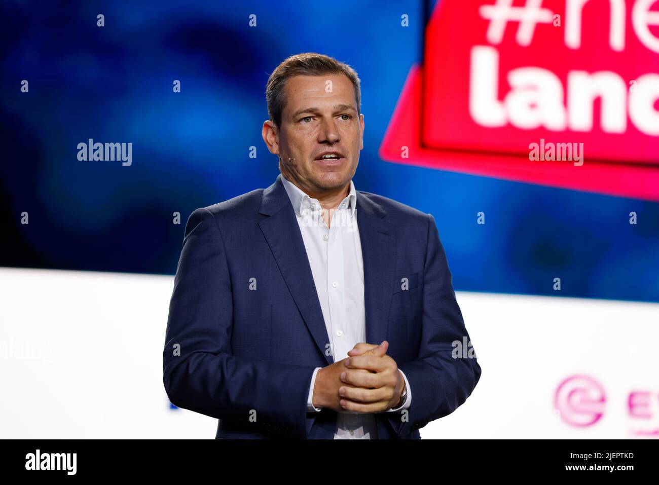 Aachen, Deutschland. 28.. Juni 2022. Michael Mronz, Unternehmer, Sport- und Eventmanager, spricht auf dem Zukunftskongress #neuland. Der Future Congress ist aus der Olympia-Initiative „Rhein Ruhr City“ hervorgegangen. Kredit: Thomas Bandeyer/dpa/Alamy Live Nachrichten Stockfoto Aachen, Deutschland. 28.. Juni 2022. Michael Mronz, Unternehmer, Sport- und Eventmanager, spricht auf dem Zukunftskongress #neuland. Der Future Congress ist aus der Olympia-Initiative „Rhein Ruhr City“ hervorgegangen. Kredit: Thomas Bandeyer/dpa/Alamy Live Nachrichten Stockfoto