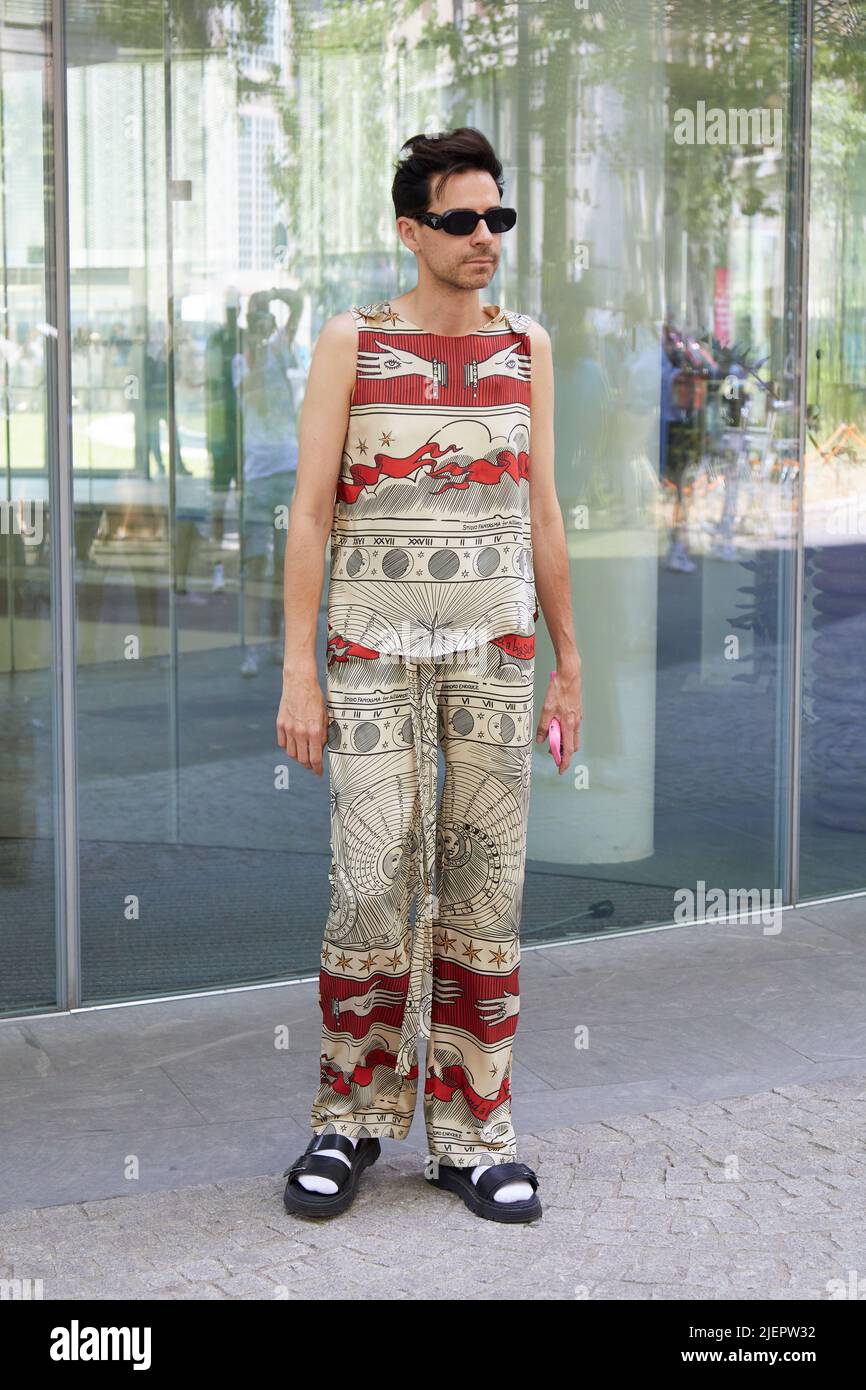 MAILAND, ITALIEN - 19. JUNI 2022: Mann mit schwarzer Prada Sonnenbrille und  Hemd und Hose in beige- und roten Farben vor der Etro Fashion Show, Milan  Fashion W Stockfotografie - Alamy