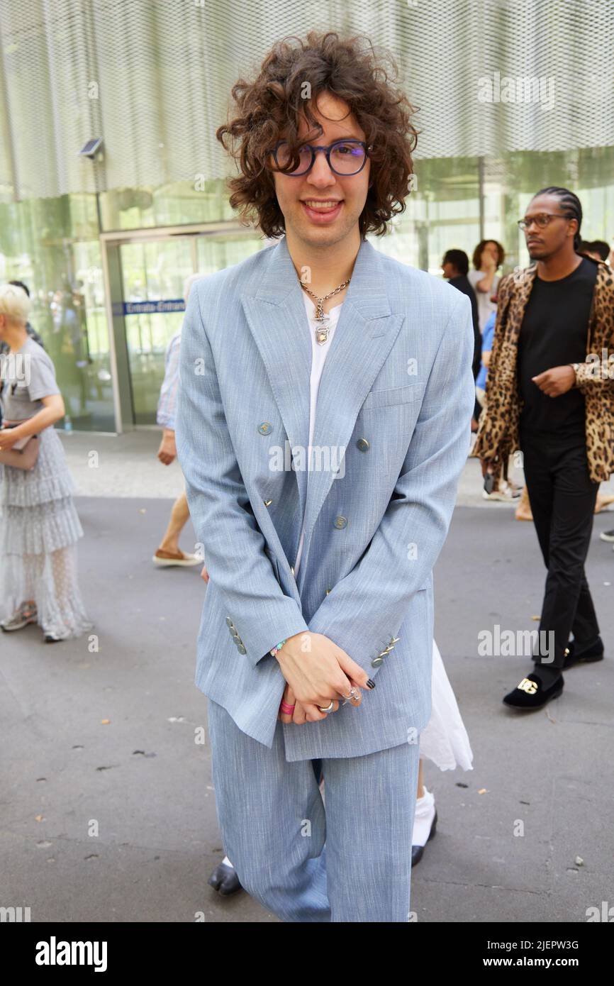 MAILAND, ITALIEN - 19. JUNI 2022: Lucas Jagger nach der Etro Fashion Show, Mailand Fashion Week Street Style Stockfoto