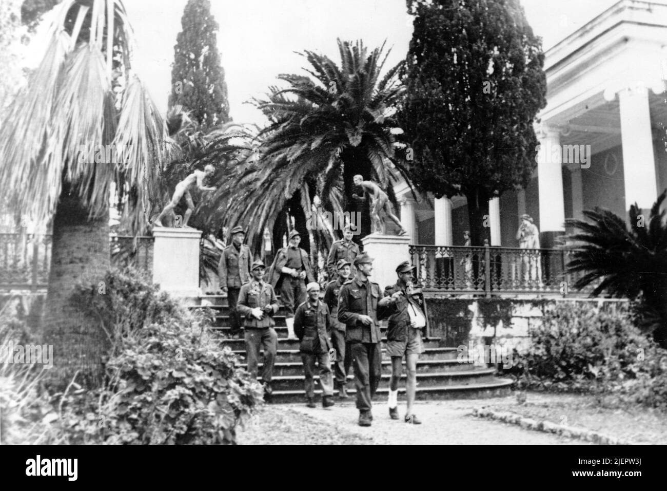 Das Motiv aus der nationalsozialistischen Propaganda zeigt den Palast Achilleion auf der Insel Korfu / Griechenland, der während der Besetzung als Lazarett für verwundete deutsche Soldaten dient, aufgenommen im Januar 1944. Die nationalsozialistische Berichterstattung schreibt am 21.01.1944 auf der Rückseite des Bildes: 'Das Achilleion ist Lazarett geworden. Verwundete und Kranke gehen in dem wunderschönen Park spazen.' Foto: Sammlung Berliner Verlag Archiv / Heber Stockfoto