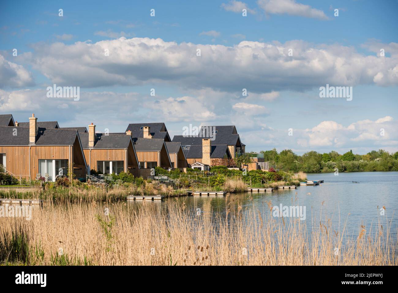 Luxusimmobilien am See mit eigenem Steg, South Cerney, Gloucestershire, Großbritannien Stockfoto