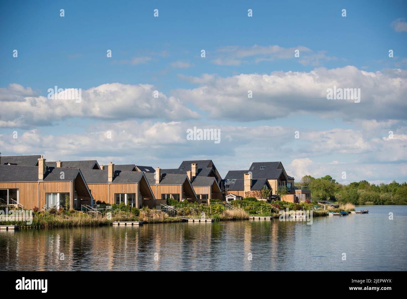 Luxusimmobilien am See mit eigenem Steg, South Cerney, Gloucestershire, Großbritannien Stockfoto