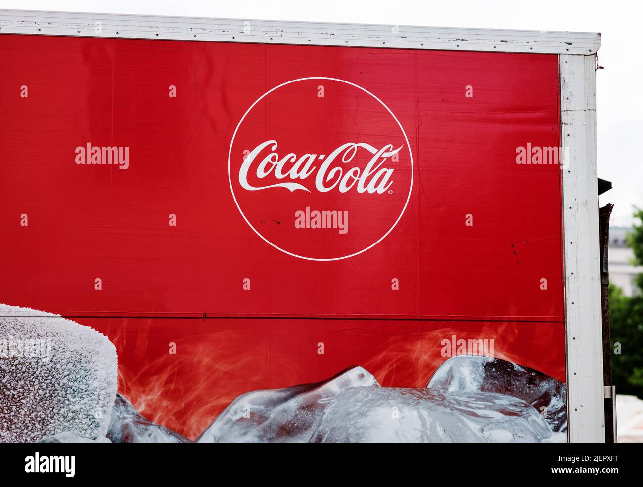 Minsk, Weißrussland, Juni 2022- Coca Cola ist ein internationales Getränkeunternehmen. Amerikanische Marke Stockfoto